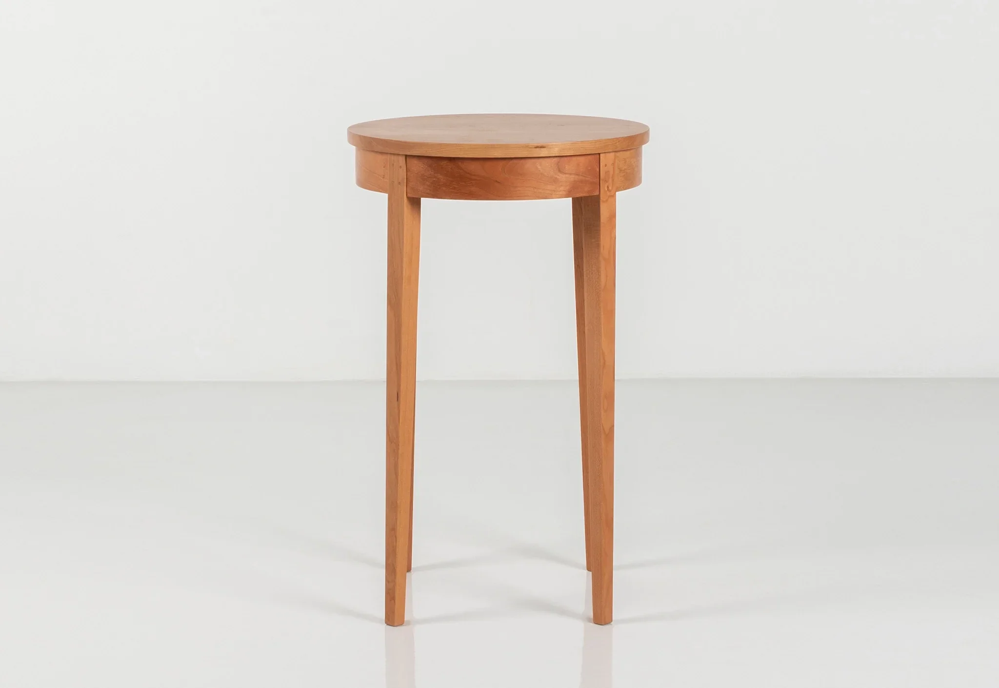 Table Minimus �?Round - Inspired by styles, these tables all share the same leg structure, with four slender columns