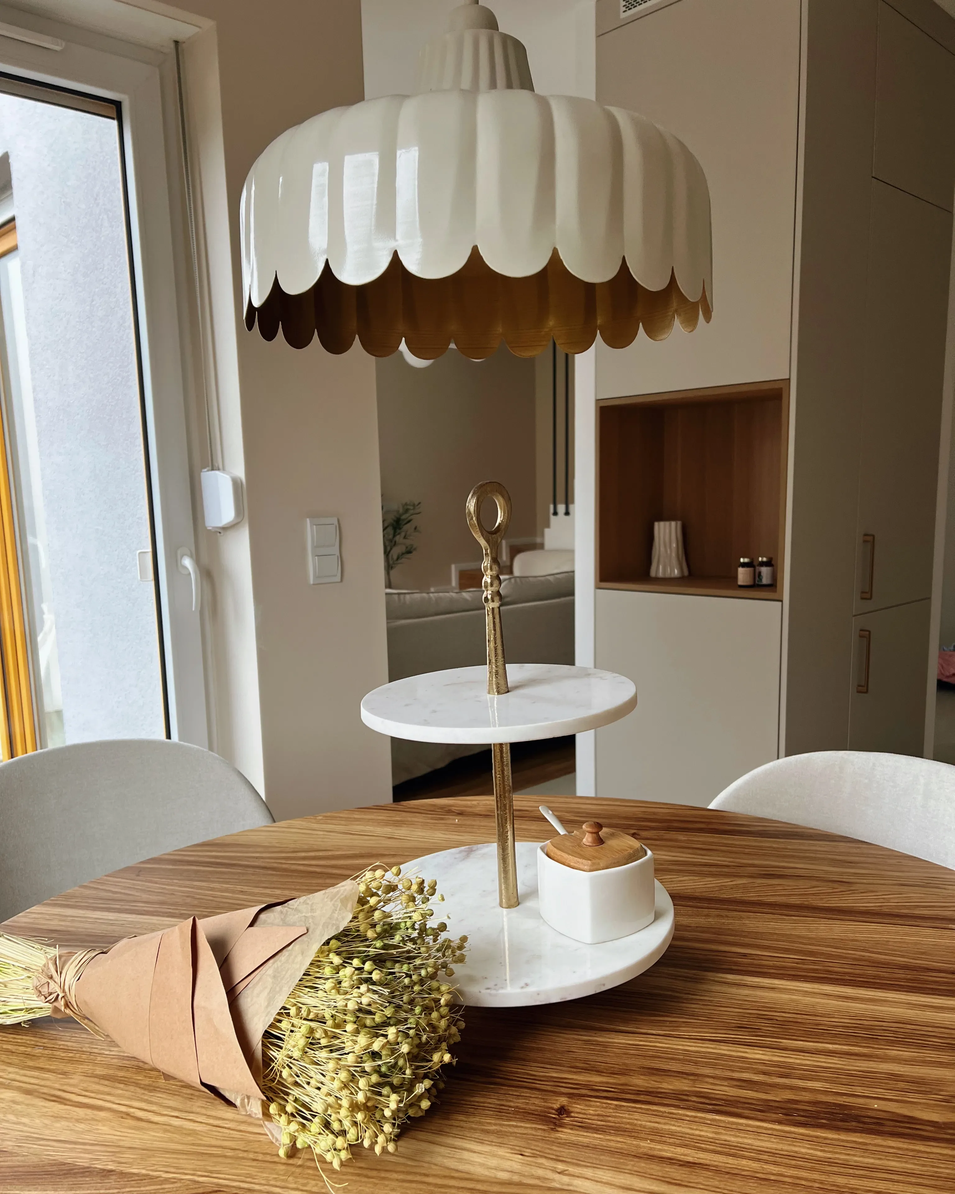 Alzata per torta a 2 Piani in Marmo Bianco e Oro 31x50 cm &ndash; Alluminio, Fatto a Mano