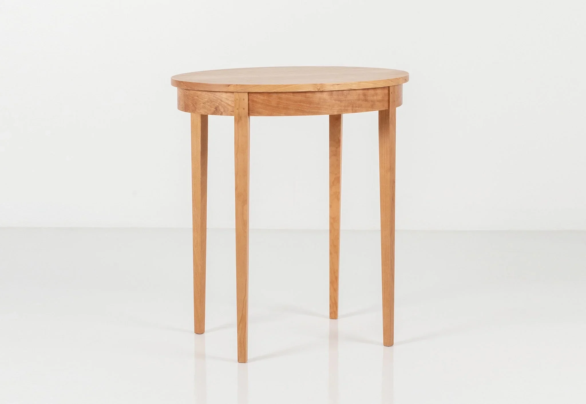 Table Minimus �?Oval - Inspired by styles, these tables all share the same leg structure, with four slender columns