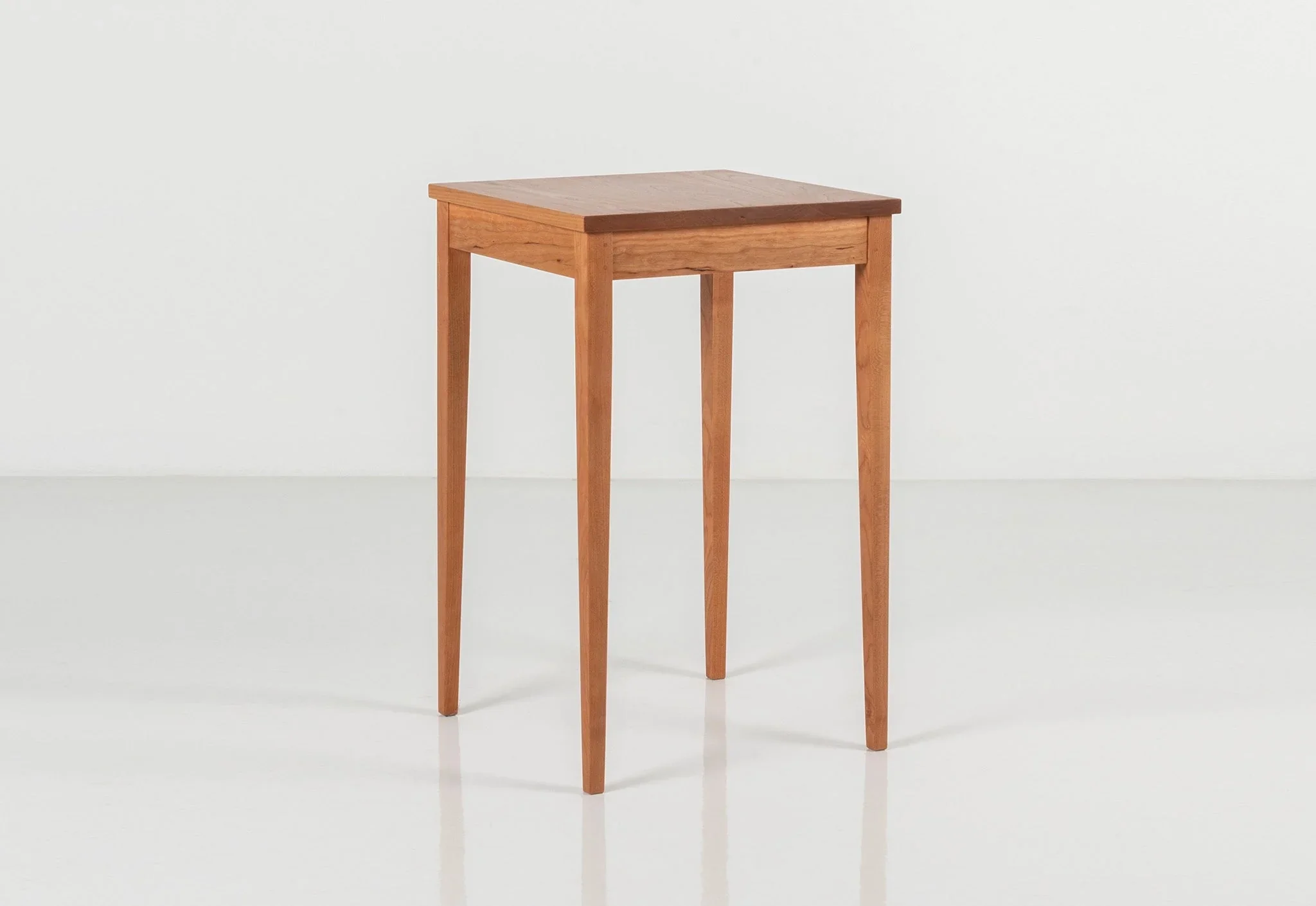 Table Minimus �?Square - Inspired by styles, these tables all share the same leg structure, with four slender columns
